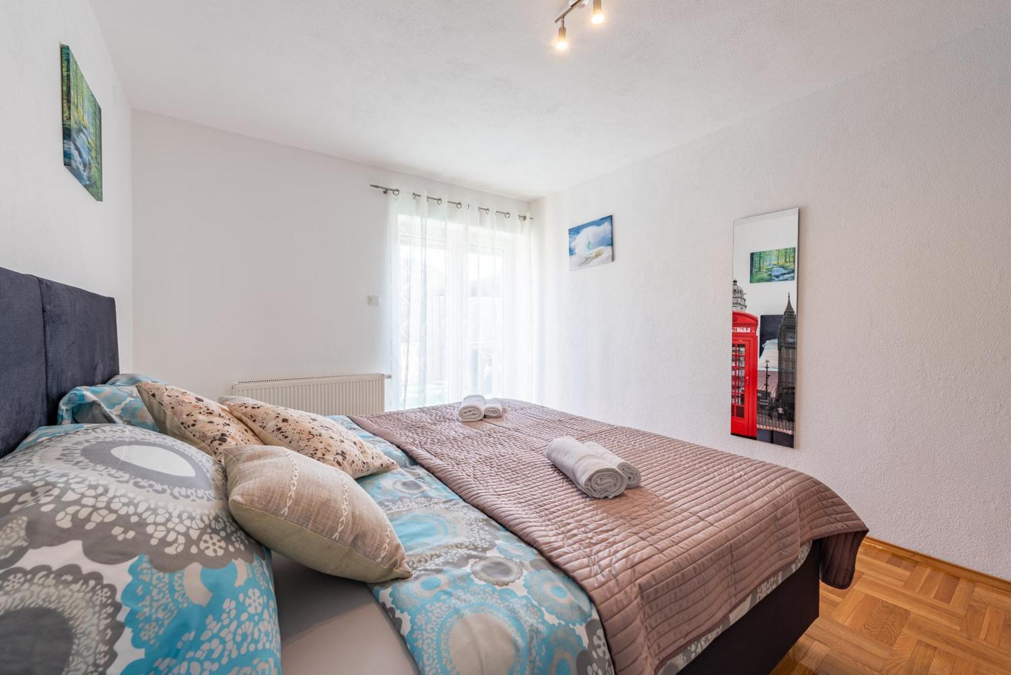 Apartman Toni Gračac Esterno foto